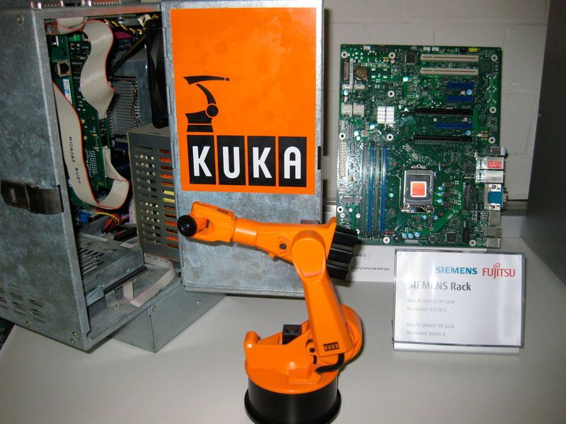 In den Robotern der ebenfalls in Augsburg ansässigen Firma Kuka kommen Industrie-Mainboards „Made in Augsburg“ von Fujitsu zum Einsatz. (Fujitsu)