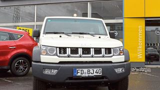 Bei Auto Fahr stehen chinesische Fahrzeuge vor dem Betriebsgebäude. (Bild: Rehberg/»kfz-betrieb«)