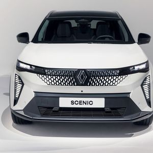 Die Frontpartie wird durch den aufrechtstehenden Marken-Rhombus geprägt.(Bild:  Renault)