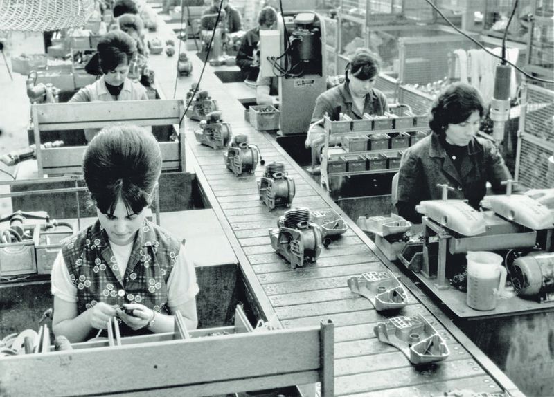 Montaglinie im Werk 1 in Waiblingen in den 1960er-Jahren.  (Bild: Stihl)