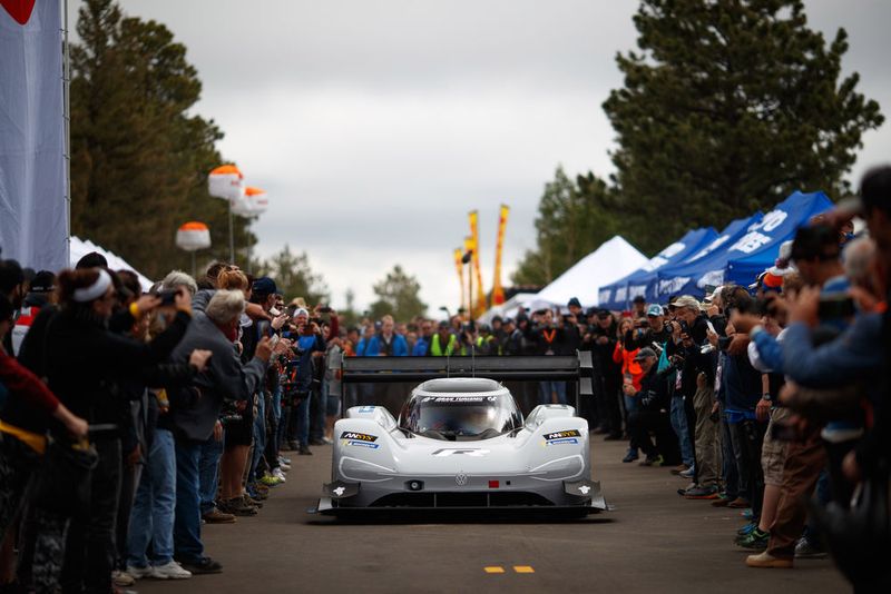 Der rund 680 PS starke Sportwagen-Prototyp hat bei der 96. Auflage des legendären Pikes Peak Bergrennens mit Romain Dumas (F) am Steuer einen neuen Zeitrekord für Elektroautos aufgestellt. (Volkswagen Motorsport)