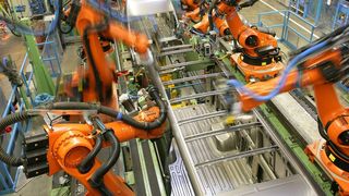 Die Automobilindustrie war 2012 ein wichtiger Auftraggeber: Anlage zum Montieren von Fahrzeugkarosserien. (Bild: Kuka)