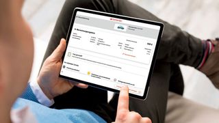 Kunden auf der eigenen Händlerwebsite eine Finanzierung berechnen lassen und den Online-Abschluss ermöglichen: Santander hat mit „Lead to Sale“ sein digitales Angebot für Händler ausgebaut. (Bild: © Kaspars Grinvalds - stock.adobe.com, Santander - VCG; [M] VCG)
