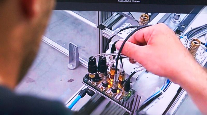 Der digitale Arnold-Remote-Service greift auch auf einen digitalen Zwilling zurück. Mit ihm lassen sich über einen sicheren VPN-Zugang Probleme an Maschinen erkennen und Reparaturarbeiten anschließend Schritt für Schritt ausführen. Das System arbeitet übrigens in 80 Sprachen. (Bild: Arnold Umformtechnik)