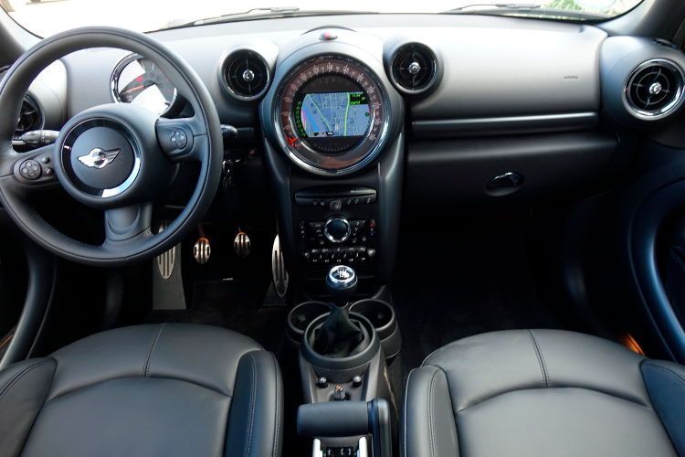 Im Innenraum steigen wir wieder in die bekannte Mini-Welt ein. (Foto: Jens Scheiner)