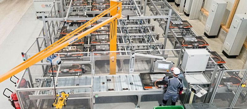 Die patentierte industrielle Automatisierungslösung zur Tiefentladung von Hochleistungsbatterien verkürzt einen bislang 24 Stunden dauernden Prozess auf bis zu unter 15 Minuten.(Bild:  Bosch Rexroth)
