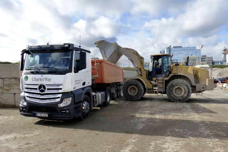 Der Actros im Kippereinsatz. (Foto: Daimler)