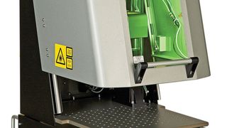 Die neue günstige Laserbeschirftungsstation LMWS von Amada Miyachi Europe wurde als kompaktes Tischgerät konzipiert. (Amada Miyachi Europe)