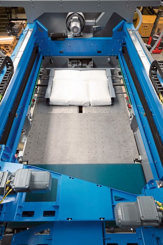 Hier ist im Bild das Fahrgerüst für den Einzel- oder Doppelabschieber zu sehen. Die Lagengröße bis 1500 x 1300 Millimeter kann vorbereitet und zum Ablegetisch abgeschoben werden. Hier ist im Bild das Fahrgerüst für den Einzel- oder Doppelabschieber zu sehen. Die Lagengröße bis 1500 x 1300 Millimeter kann vorbereitet und zum Ablegetisch abgeschoben werden.