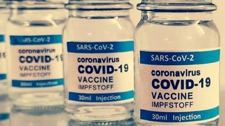 Vials mit Covid-19-Impfstoff (gemeinfrei)