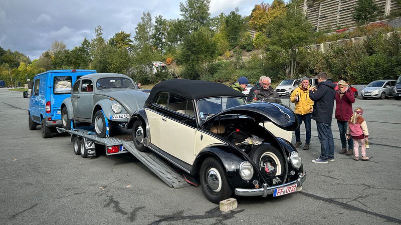 BFV-Mitglieder helfen sich selbst und gegenseitig, hier bei der Erneuerung des Kupplungsbowdenzugs auf dem Parkplatz des ehemaligen MZ-Motorradwerks. (Bild: Peter Diehl)