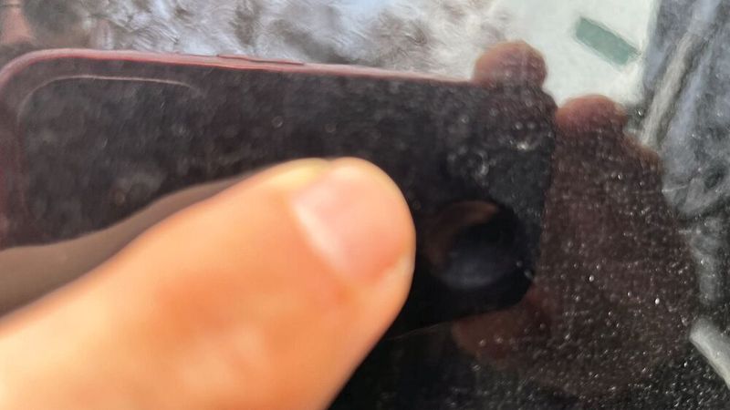 Mehr fühlbar als sichtbar: Im Deckel zur Ladebuchse ist eine kleine Vertiefung. Mit ihr findet man den Druckpunkt, um den Deckel zu öffnen. (Bild: Grimm – VCG)