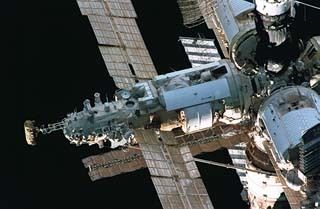 Das KVANT-2-Modul, dass 1989 den Betrieb aufnahm, erlaubte den Kosmonauten der MIR, die Raumstation für Außenaktivitäten im All zu verlassen. (NASA)