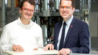 BASF startet Pilotanlage für Slentite (v.l.): Dr. Marc Fricke, Slentite-Projektleiter und Jesper Bjerregaard, Leiter Marketing Construction. Erste Kundenprojekte zu dem Polyurethan basierten Hochleistungsdämmstoff sollen zusammen mit Kooperationspartnern bereits laufen. (BASF)