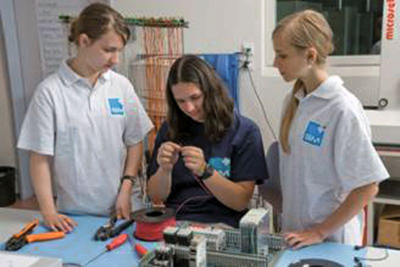 Junge Damen werden in Elektrotechnik unterrichtet. (Bild: Swissmechanic)