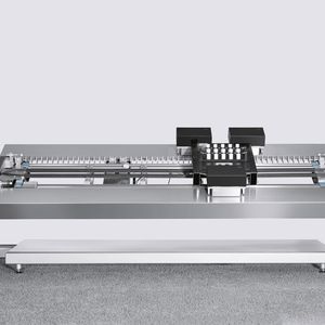 Beim SupraHandling 2.0 bewegt sich ein schwebender Schlitten über zwei 2,5 m lange Magnetschienen.