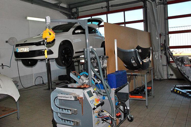Unfallinstandsetzung im eigenen Haus: Zeilinger will sich als VW-Unfallspezialist akkreditieren. (Foto: Kampfmann)