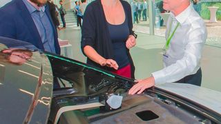 Fertig ist der zu 80 % aus Recyclingmaterialien bestehende Technologiedemonstrator – eine thermoplastische Sandwichstruktur, verstärkt mit recycelten Carbonfasern, wie die Experten des Institut für Leichtbau und Kunststofftechnik der TU-Dresden berichten. Schon bei der Konzeption und der Teileauslegung im Rahmen des „Relei“-Projekts habe man den Einsatz von thermoplastischem Regenerat und recycelter Carbonfasern konsequent berücksichtigt; bis hin zu dessen eigener nachhaltiger Entsorgung. (TUD/ILK)