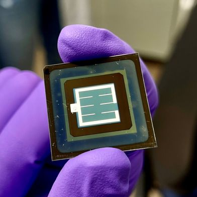 Perowskit-Solarzellen stechen durch einen hohen Wirkungsgrad hervor, der das Potenzial zur weiterer Steigerung zeigt. (Bild: Alexander Diercks, KIT)