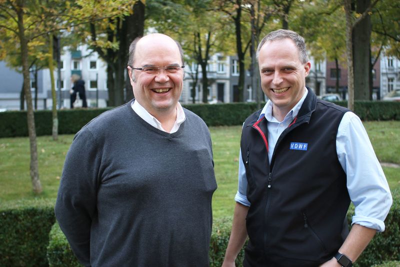 Jari Saaranen (Europa-Präsident des ISTMA) und Ralf Dürrwächter (Geschäftsführer VDWF) loben die Zusammenarbeit der deutschen Industrieverbände VDW, VDWF, VDMA und MF im Rahmen der Moulding Expo. (Wortundform)