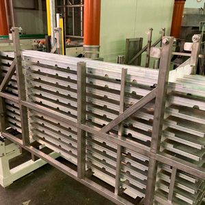 Diese Stapelsysteme vor der Anlage sorgen für einen reibungslosen Durchsatz bei der Oberflächenvorbehandlung von Batteriewannen aus Aluminium. Zur Konzept gehört eine auch eine ausgeklügelte Automation.(Bild:  MTM)