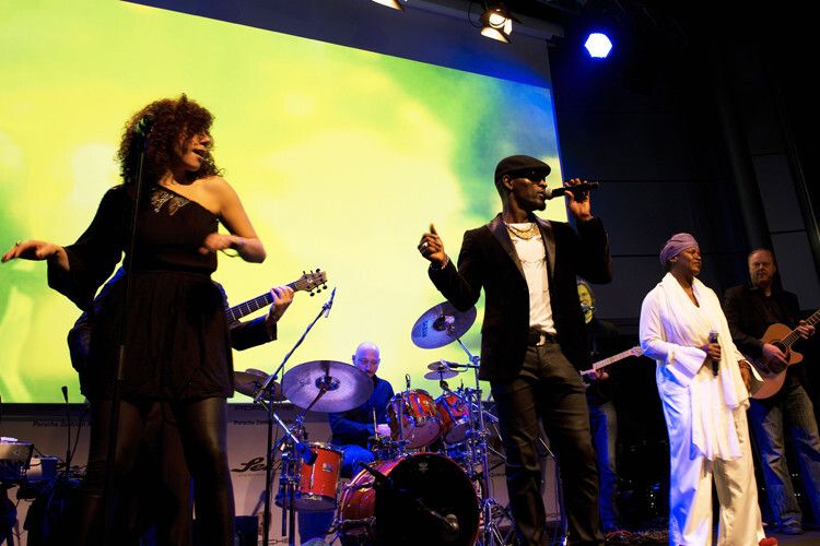 Beste musikalische Stimmung verbreitete die Show-Band „Szenario“. (Foto: Moelle)