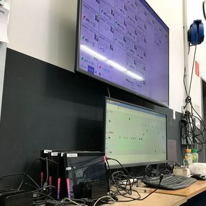 Bildschirm statt Plantafeln: Große Monitore in der Werkstatt bieten einen Überblick über die Aufträge im betrieblichen Prozess. Zusätzlich hat jeder Mitarbeiter seinen eigenes kleines mobile digitales Arbeitsgerät in Form von Tablets.