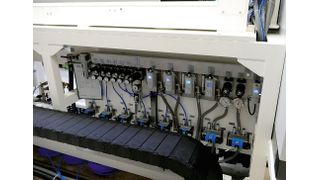 Blick auf die Festo-Pneumatikeinheiten, die sich ebenfalls im Rahmen der Anlage befinden und für die entsprechende Sprühluft sorgen. Diese Einrichtung war eine spezifische Forderung des Kunden aus der Automobilindustrie. (Bild: Kuhn)