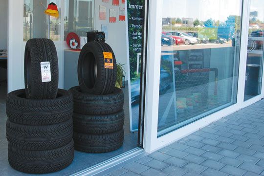 Aktuelle Zubehörangebote sowie Räder und Reifen präsentiert die Freie Werkstatt in ihrem Kundenzentrum. (Archiv: Vogel Business Media)