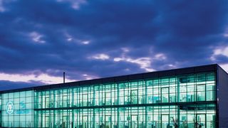 Am Standort Schweinfurt wird nun noch stärker an Komponenten aus Faser-Kunststoff-Verbund-Werkstoffen geforscht. Dafür entstand für 3,1 Millionen Euro ein Composites Tech Center. (Foto: ZF)