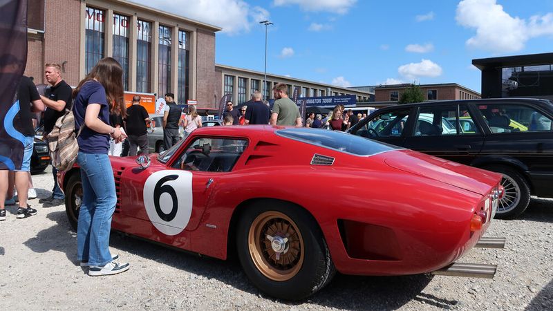 Eins von rund 70 historischen Fahrzeugen im Außengelände: Iso Grifo A3/C aus dem Jahr 1964. Konstrukteur war Giotto Bizzarrini. (Bild: Diehl – VCG)