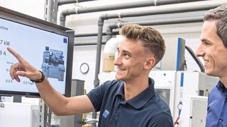 In der Trumpf-Lehrwerkstatt arbeiten Auszubildende aus verschiedenen Bereichen zusammen unter der Leitung von Daniel Stannard, dem Ausbilder für die Industrie 4.0 (2. v.r.). (Trumpf Group)