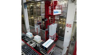 Eines von drei neuen, speziell für Nobilia entwickelten Frontenkommissioniergeräten – bestehend aus einem Verteilerwagen mit Hub und mitfahrendem Kanallagerfahrzeug. (Kardex)