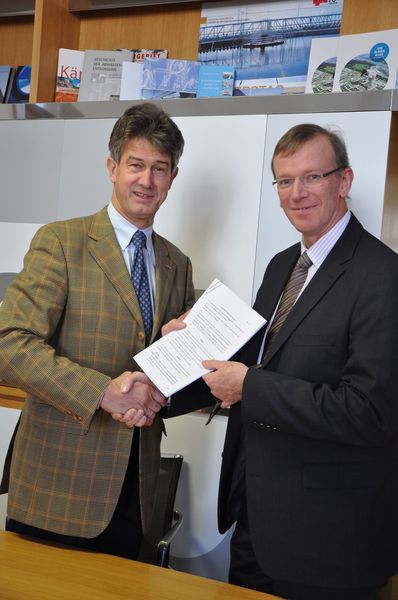 Besiegelte Kooperation: Harald Kainz, Rektor der TU Graz, und Keith Hutchison, Senior Vice President von Capsugel, bei der Vertragsunterzeichnung. (Bild: TU Graz)