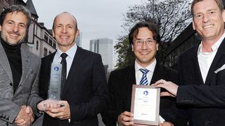 Übergabe des 1. Hellmann-Carrier-Award (v.l.n.r.): Mark Hellmann, Florian Pfaff, Mario Blumenröhr und Jens Tarnowski. Bild: Lufthansa Cargo (Archiv: Vogel Business Media)