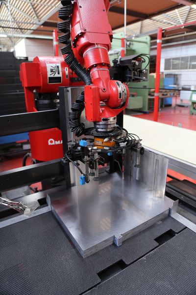 Visite de l'entreprise de tôlerie Artol Fuchs à Granges-Paccot près de Fribourg. Elle est principalement équipée de machines du fabricant Amada. (Image: MSM)
