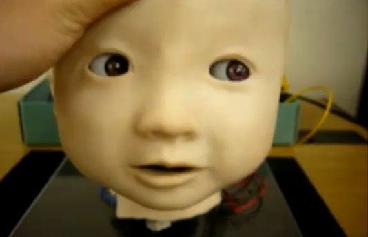 Die Universität Osaka in Japan hat einen Kind-Roboter namens Affetto entwickelt. Affetto kann realistische Gesichtsausdrücke nachahmen, so dass Menschen mit dem Roboter interagieren können. (Osaka University)