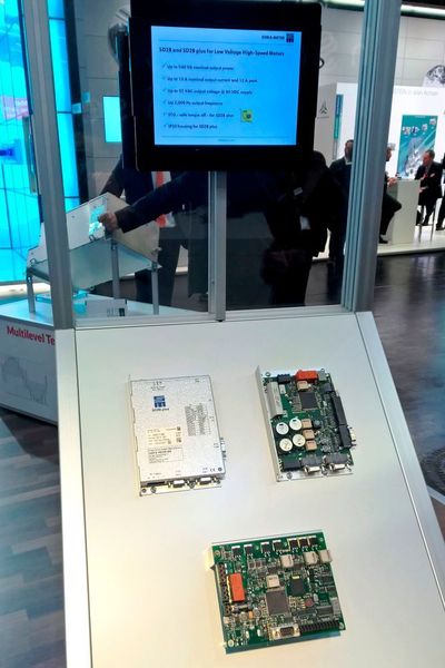 Sieb & Meyer zeigte den kompakten Frequenzumrichter SD2B in zwei Ausführungen: das klassische Modell und die Ausführung SD2B Plus mit zusätzlichen Funktionen und IP20-Gehäuse. Die Geräte kommen in Dentallabors, bei Gravierarbeiten oder der Erstellung von Werbedisplays zum Einsatz. (S.Häuslein/konstruktionspraxis)