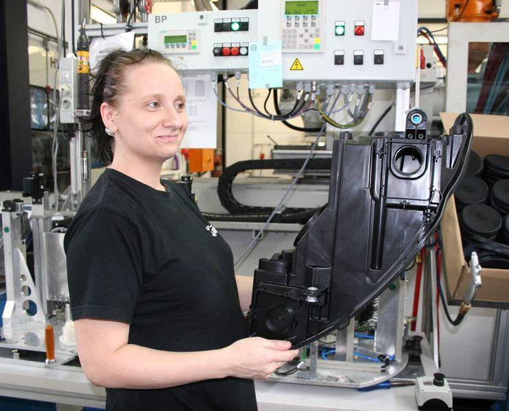 Gehäuseteil für den Scheinwerfer des VW CC, gefertigt als Baugruppe. (Bild: Wittmann Battenfeld)