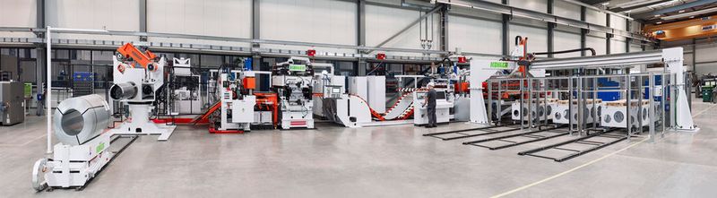 Coilladewagen – Doppel-Abwickelhaspel –Einführhilfe – Schopfschere  – Präzisionsrichtmaschine – Bandschlaufe – Hochleistungsvorschub – Produktions-Querteilschere – Zangenvorschub – Produktions-Längsteilschere – Platinen-Feeder  und drei Platinen-Stapeltischwägen. (Kohler)