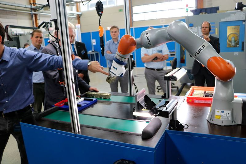 Im Praxisteil der Veranstaltung wurde MRK für die Teilnehmer erlebbar. Schunk zeigte Cobot-Applikationen live in Aktion. (Sonnenberg)