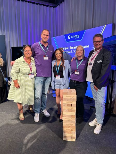 Bei Extreme Networks konnte man beim Riesen-Jenga ein Mini-Jenga gewinnen. Auf dem Bild (v. l.): Eva Simon (Westcon-Comstor), Lukas Frentzen (Extreme Networks), Tawi Kadr (Gordion Data Systems Technology), Sonja Gassel (Extreme Networks) und Michael Kleene (Westcon-Comstor)  (Bild: Vogel IT-Medien)