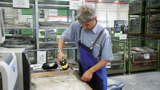 Moderne Scannertechnik vermeidet Fehler in der Kommissionierung. Reiner Höckle ist stolz auf seine Arbeit für Daimler. (Bild: GWW)