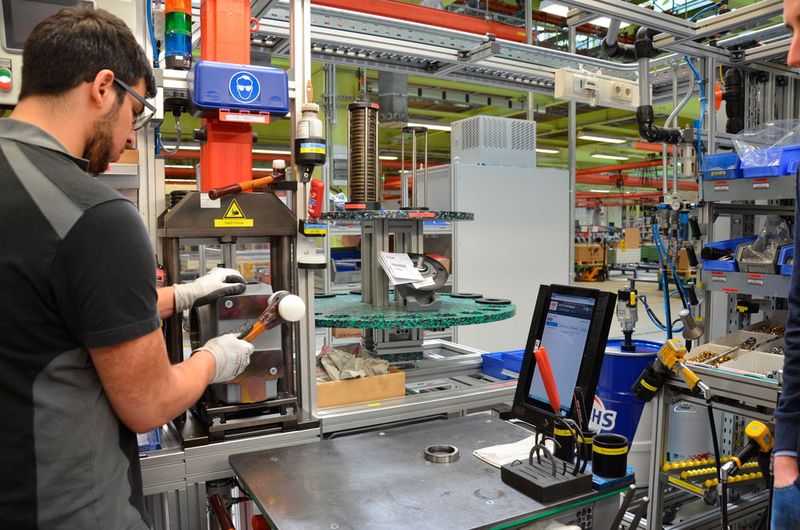 In der Produktionsinsel verschmelzen Werktisch und Logistik-Modul. Das Tablet auf dem Tisch zeigt an, welcher Handgriff als nächstes ansteht.  (Bild: Jablonski)