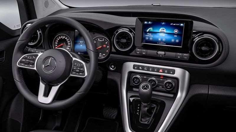 Das Display misst – wie in der Nutzfahrzeugversion – lediglich sieben Zoll. (Bild: © Mercedes-Benz AG)