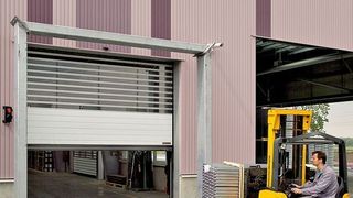 Schnellstmöglicher Staplerverkehr ohne Stopps: Die HSS-6530-Spiraltore in Kombination mit Radar-Bewegungsmeldern öffnen rechtzeitig, vermeiden Verzögerungen und beschleunigen 
so die Abläufe. Bild: Hörmann (Archiv: Vogel Business Media)
