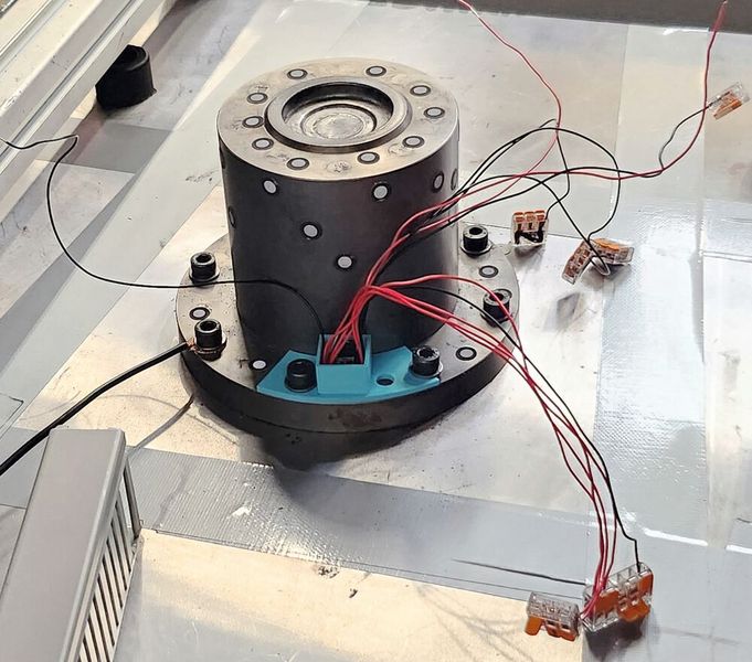 Mit Sensoren ausgestattet: Das Werkzeug im Forschungsprojekt „AutoPress“. (Bild: Nils Doede, IPH)