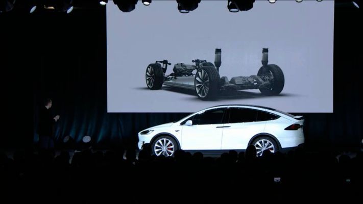 Darüber sieht man den weiteren Aufbau des Fahrzeugs: die Motoren ...  (Tesla)