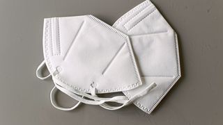 Um ihre Mitarbeiter vor einer Ansteckung durch Corona zu schützen, verteilen manche Unternehmen kostenlos FFP2-Masken. (©Frédéric Massard - stock.adobe.com)