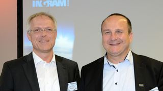 Ingram-Chef Ernesto Schmutter (r.) und der Cloud-Verantwortliche Dr. Werner Grum, bezeichnen den Cloud-Marktplatz als einzige Plattform, die das zweistufige Handelsmodell abbildet. (Bild: IT-BUSINESS)